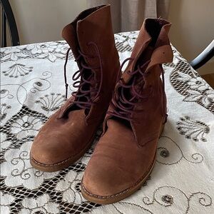 Roots Women's Brown Suede Ankle Boots with Purple Laces Unisex